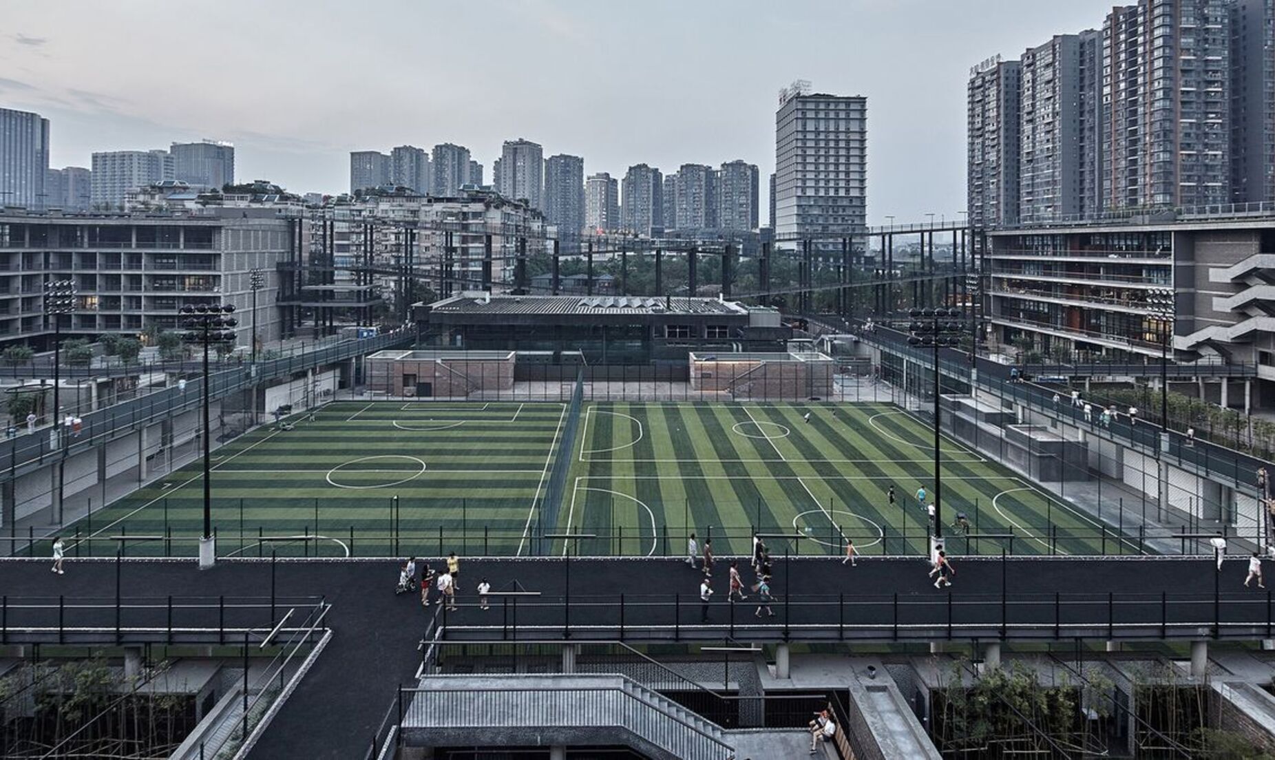 《從西村大院出發：跑道、竹紋與光影中的普利茲克建築語言》